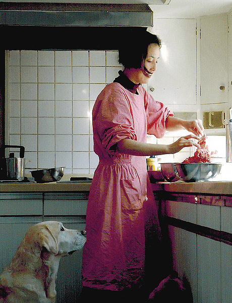 写真：台所で生食を作る